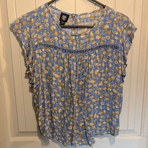 Super cute, floral summery Women’s blouse. Size M